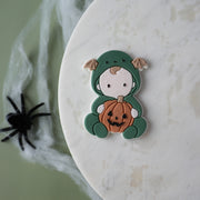 Baby im Halloween Onesie mit Kürbis